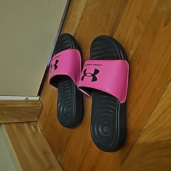 Toddler girls Under Armour pink slide on sandals 👡 - Picture 3 of 5